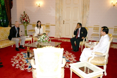 Ambassador of USA to Thailand visited AU 2004_1