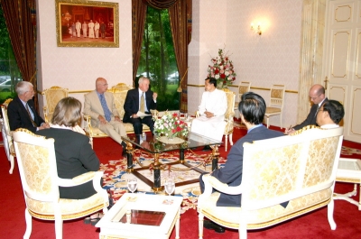 Ambassador of USA to Thailand visited AU 2004_7