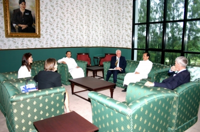 Ambassador of USA to Thailand visited AU 2004_9