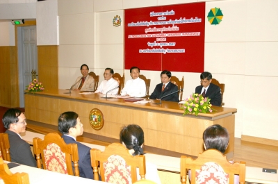 Signing Ceremony between AU and Business Council 2004_12