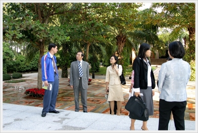 Deputy of Ministry of Education from Vietnam and his group_9