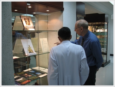 Dr. Edward Vargo, visiting Bro. Martin’s Collection, Suvarnabhumi Campus_6