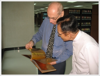 Dr. Edward Vargo, visiting Bro. Martin’s Collection, Suvarnabhumi Campus_9