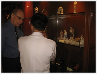 Dr. Edward Vargo, visiting Bro. Martin’s Collection, Suvarnabhumi Campus_13